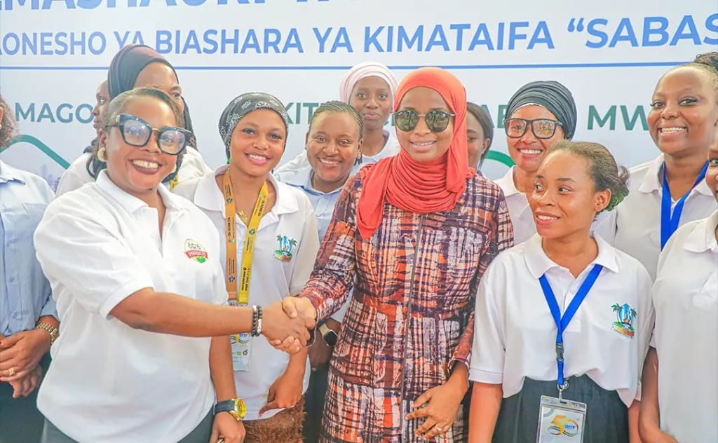MKURUGENZI WA MANISPAA YA KINONDONI ATEMBELEA BANDA LA MANISPAA YA KINONDONI KATIKA MAONESHO YA SABASABA