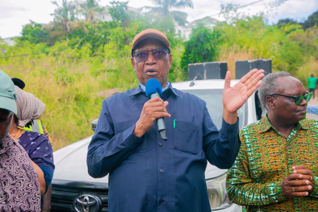 PROF. KABUDI AKAGUA UJENZI WA BARABARA YA KIZOTA